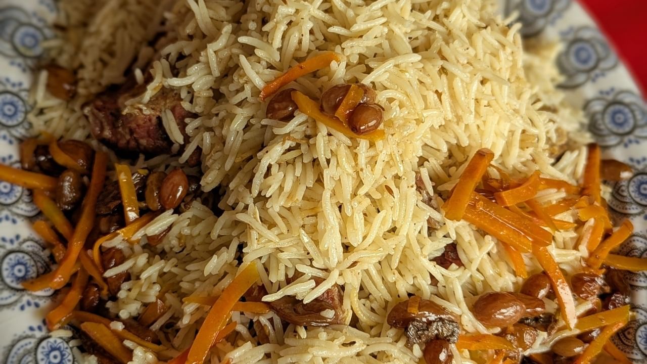 बिर्याणीचा इतिहास अधिक भव्य आहे. असे मानले जाते की, ती मुघलांच्या काळात भारतात आली. त्यांच्या शाही स्वयंपाकघरात तिचे वेगवेगळे प्रकार तयार झाले. हैदराबादची दम बिर्याणी तर जगप्रसिद्ध आहे, जी तिच्या खास चवीसाठी आणि दमदार प्रक्रियेसाठी ओळखली जाते.