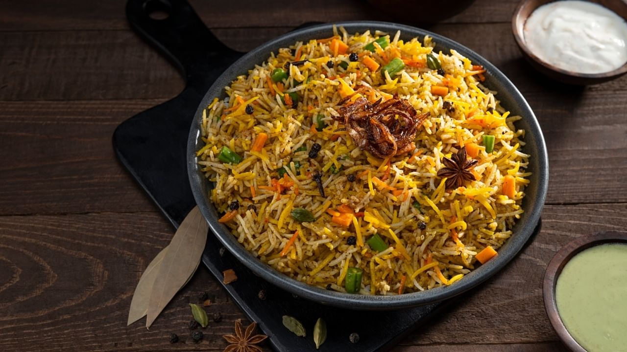 पुलाव आणि बिर्याणी दोन्ही आशियातील लोकप्रिय पदार्थ असले तरी त्यांचे मूळ वेगवेगळे आहे पुलाव हा मध्य आशिया आणि तुर्कस्तानमधून भारतात आला असे मानले जाते. तो एक साधा पण चविष्ट पदार्थ आहे, जो अनेक देशांमध्ये वेगवेगळ्या स्वरूपात खाल्ला जातो.