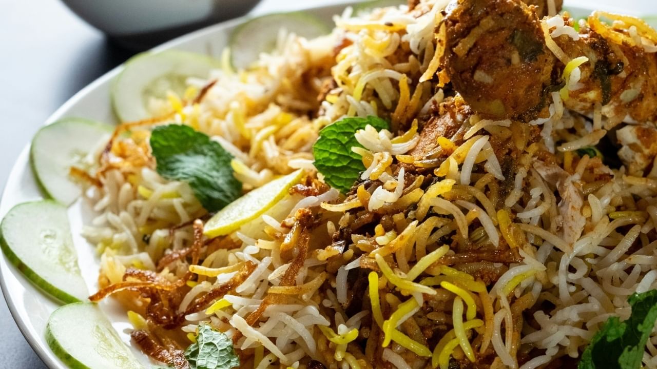 पण बिर्याणीमध्ये थर असतात. मांस किंवा भाज्यांचा थर, त्यावर भाताचा थर आणि पुन्हा मांस किंवा भाज्यांचा थर असे थर एकावर एक रचले जातात. या थरांमुळे प्रत्येक घासात वेगवेगळी चव आणि पोत जाणवतो.