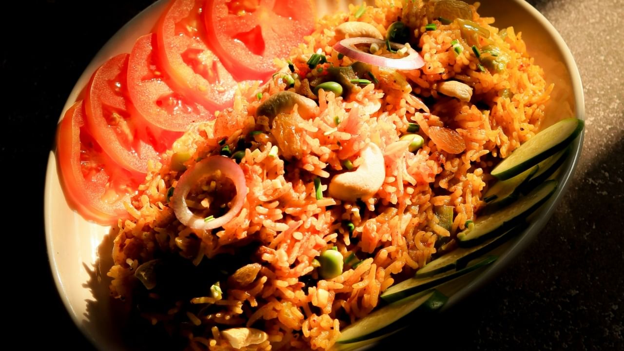 बिर्याणी म्हणजे मसाल्यांची राणी असते. यात लवंग, दालचिनी, वेलची, केशर, दगडफूल, जायफळ, आणि मिरी यांसारखे अनेक मसाले भरपूर प्रमाणात वापरले जातात. या मसाल्यांमुळे बिर्याणीला एक खास सुगंध आणि मसालेदार चव येते. अनेक प्रकारच्या बिर्याणीमध्ये तळलेला कांदा, साजूक तूप आणि केशरचा वापर केल्याने तिचा स्वाद आणखी वाढतो.