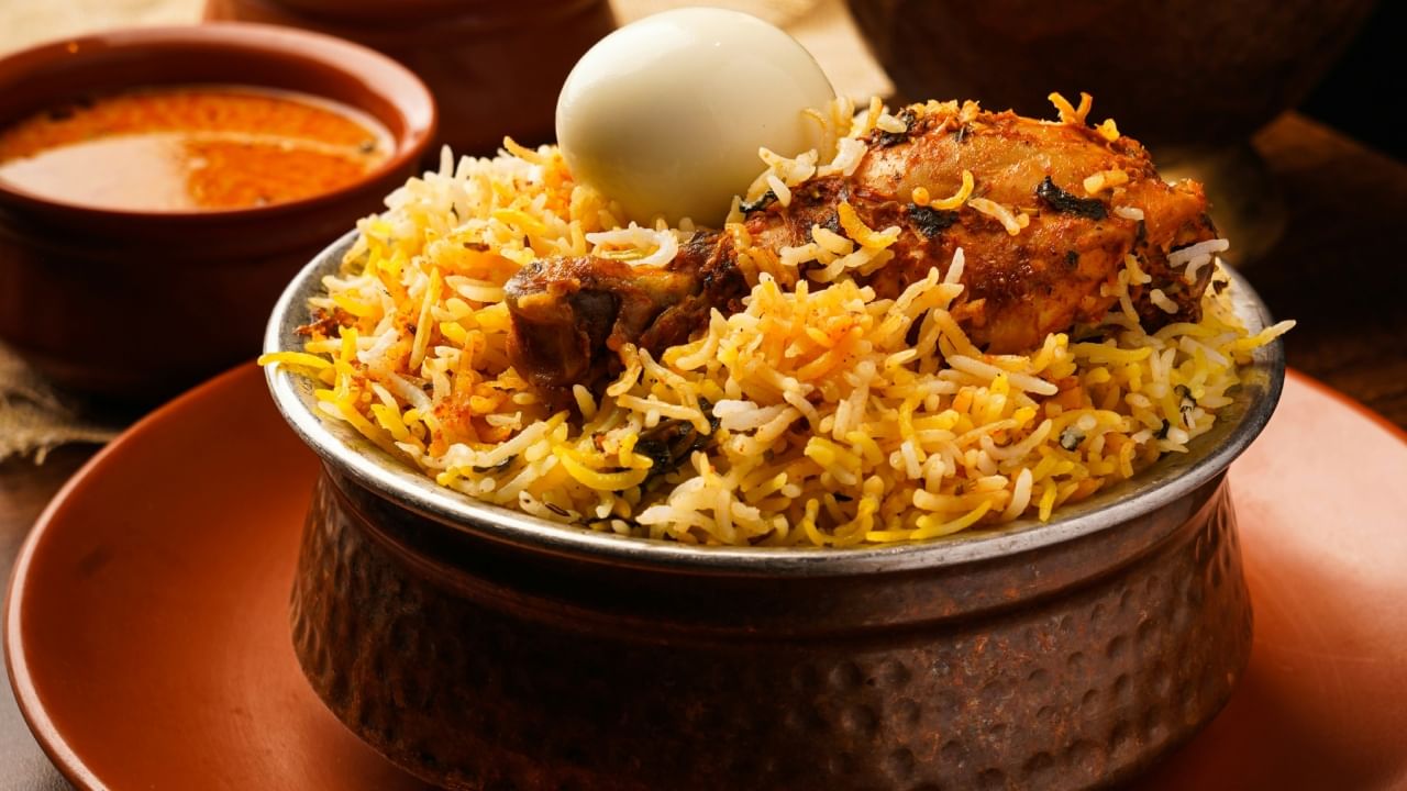 हे दोन्ही पदार्थ दिसायला सारखे असले तरी चवीत जमीन-अस्मानाचा फरक असतो. याचे मुख्य कारण म्हणजे मसाल्यांचा वापर करणे असा आहे. पुलावमध्ये मोजकेच आणि हलके मसाले वापरले जातात. जिरे, लवंग, दालचिनी आणि वेलची यामुळे पुलावची चव सौम्य आणि सुगंधी असते.