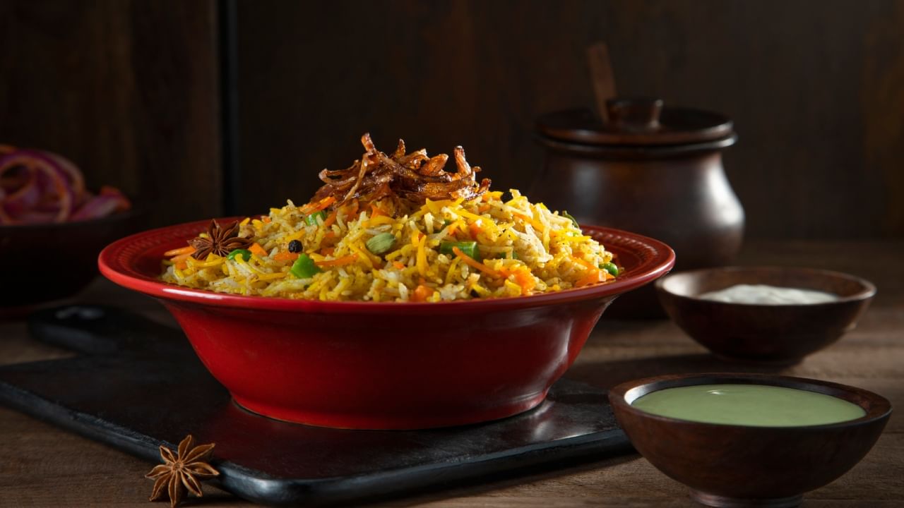 बिर्याणी आणि पुलाव बनवण्याची प्रक्रिया पूर्णपणे वेगळी आहे. पुलाव बनवणं हे तुलनेने सोपं आहे. यात तांदूळ आणि भाज्या किंवा मांस एकाच भांड्यात एकत्र शिजवले जातात. ही पद्धत कमी वेळात आणि कमी श्रमात होते. पुलाव हा मध्यम आचेवर शिजवला जातो आणि त्यात जास्त मसाल्यांचा वापर होत नाही, ज्यामुळे त्याची चव सौम्य आणि हलकी असते.