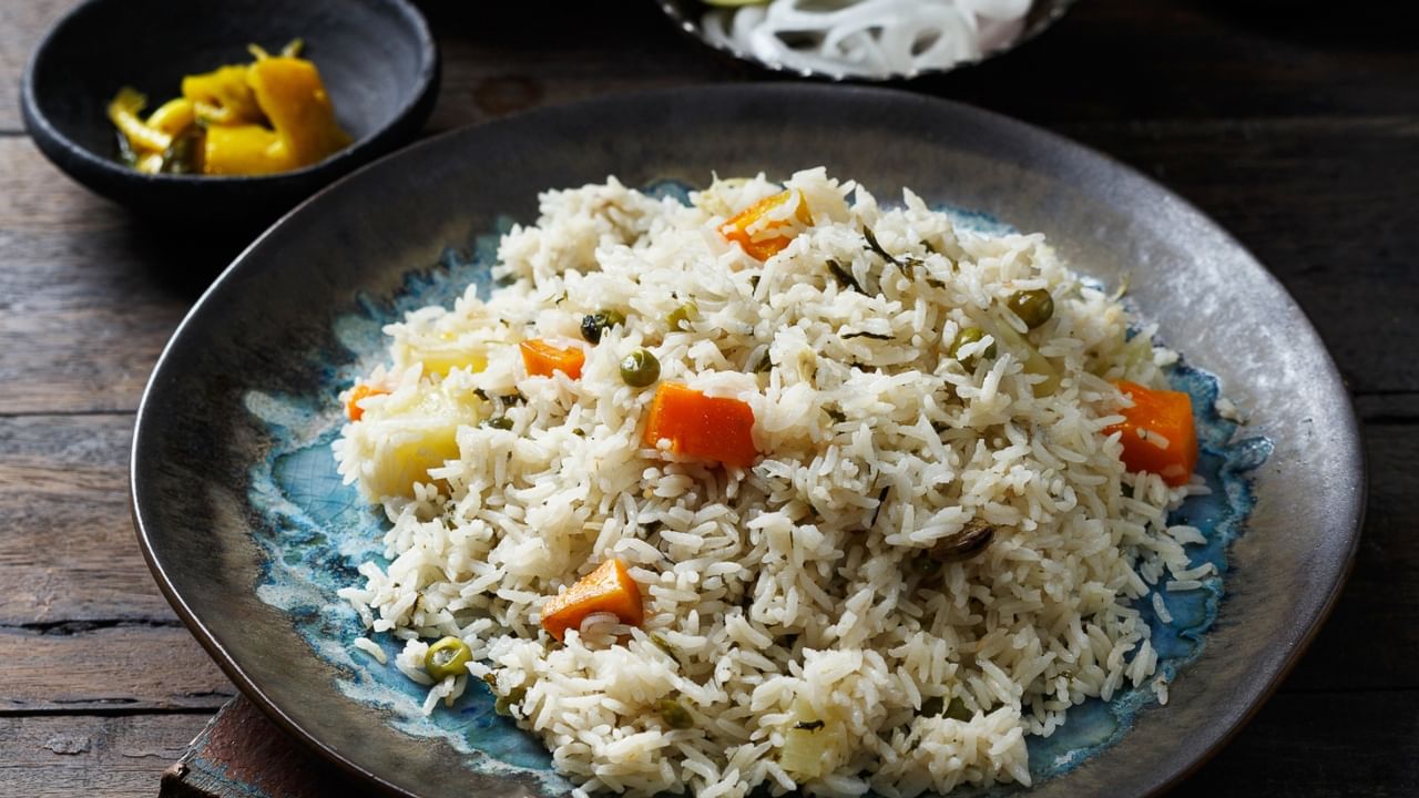 पण खरं सांगायचं तर, हे दोन्ही पदार्थ दिसायला सारखे असले, तरी ते बनवण्याच्या पद्धती, वापरले जाणारे मसाले आणि त्यांची चव यात खूप मोठा फरक आहे. या दोन लोकप्रिय पदार्थांमध्ये नेमका काय फरक असतो, हे आज आपण जाणून घेऊया.