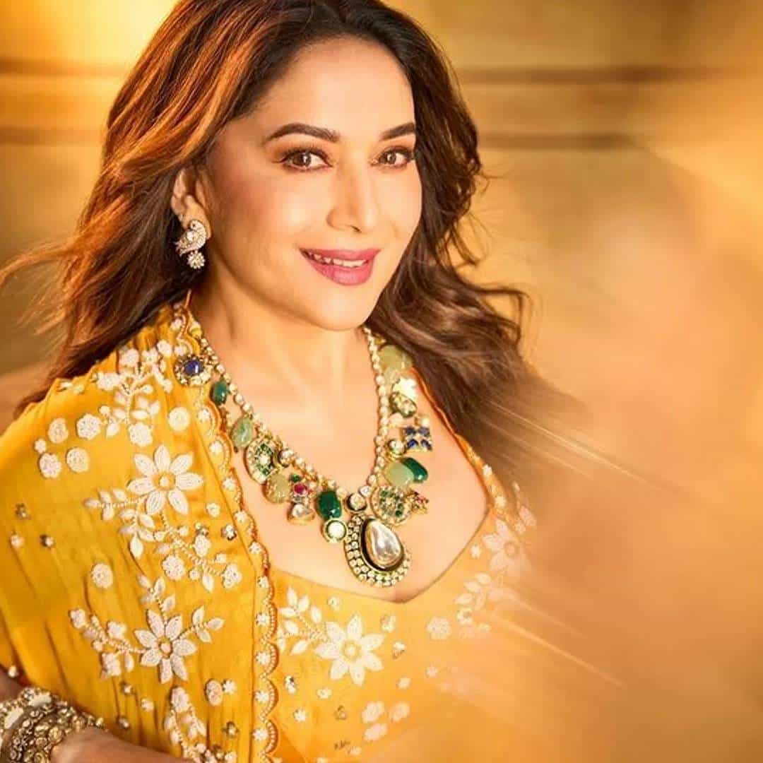 माधुरी दीक्षित बॉलिवूडमधलं ते नाव आहे, जे कधीच विसरता येणार नाही. 80 आणि 90 च्या दशकात मोठ्या पडद्यावर माधुरी दीक्षितचा जलवा होता. एकापेक्षा एक सरस चित्रपटाद्वारे माधुरीने प्रेक्षकांच्या ह्दयावर अधिराज्य गाजवलं.