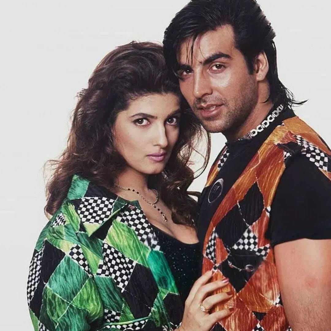 त्यावेळी सर्वांना असं वाटलेलं की, मेला बॉक्स ऑफिसवर चांगलं परफॉर्म करेल. पण मेला चित्रपट फ्लॉप झाला. मेला चित्रपटाच्याच वेळी अक्षय आणि ट्विंकलची भेट झालेली. ही मैत्री लगेच प्रेमात बदलली. 