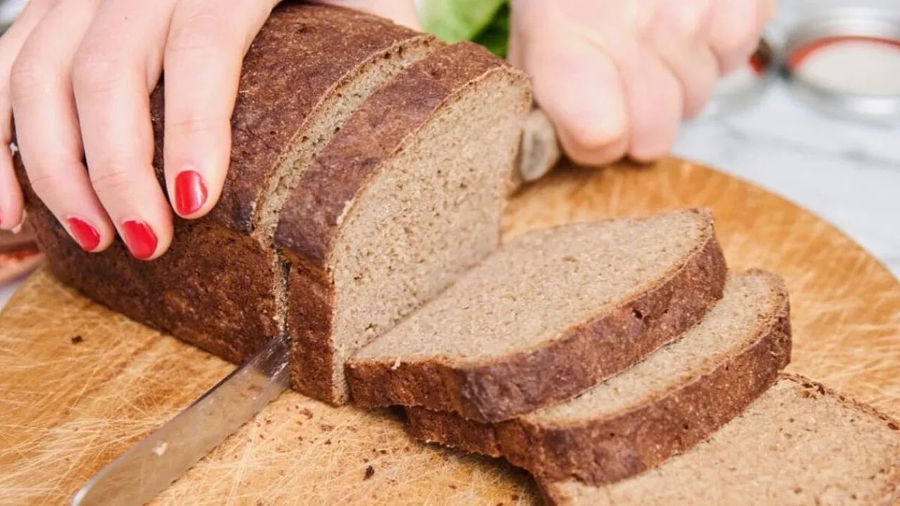 तुम्ही नाश्ता नेहमी पौष्टिक आणि पचायला सोपा असावा, असाच करा. जर तुम्हाला ब्रेड खायचाच असेल, तर तो कमी प्रमाणात आणि काहीतरी खाल्ल्यानंतर खाणे योग्य ठरु शकते.