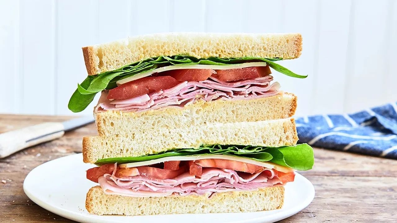 जर तुम्हाला ब्रेड खाणे टाळायचे असेल, तर तुम्ही नाश्त्यासाठी ओट्स, अंडी, फळे, भाज्या हे पदार्थ खाऊ शकता. यात तुम्हाला फायबर, प्रोटीन आणि भरपूर विटामिन्स, मिनरल्स मिळतात. यामुळे तुमचे पोट भरलेले राहते.