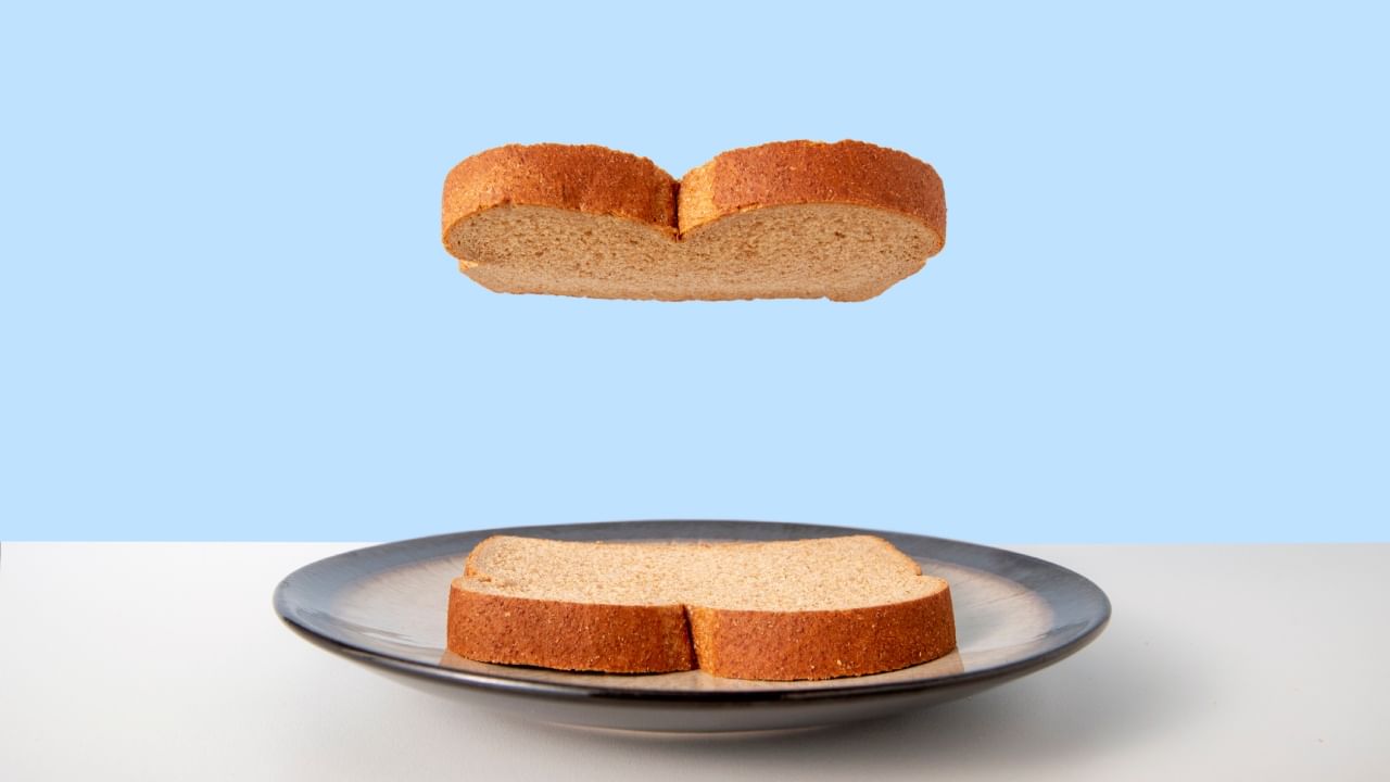 तसेच उच्च ग्लायसेमिक इंडेक्समुळे लगेच भूक लागते आणि यामुळे जास्त खाण्याची इच्छा निर्माण होते. याचाच परिणाम तुमच्या वजनावर होऊन वजन वाढू शकते. व्हाईट ब्रेडमध्ये सोडियमचे प्रमाण जास्त असते. सकाळी रिकाम्या पोटी जास्त सोडियम असलेले अन्न खाल्ल्यास पोट फुगणे आणि पचनाच्या इतर समस्या येऊ शकतात.