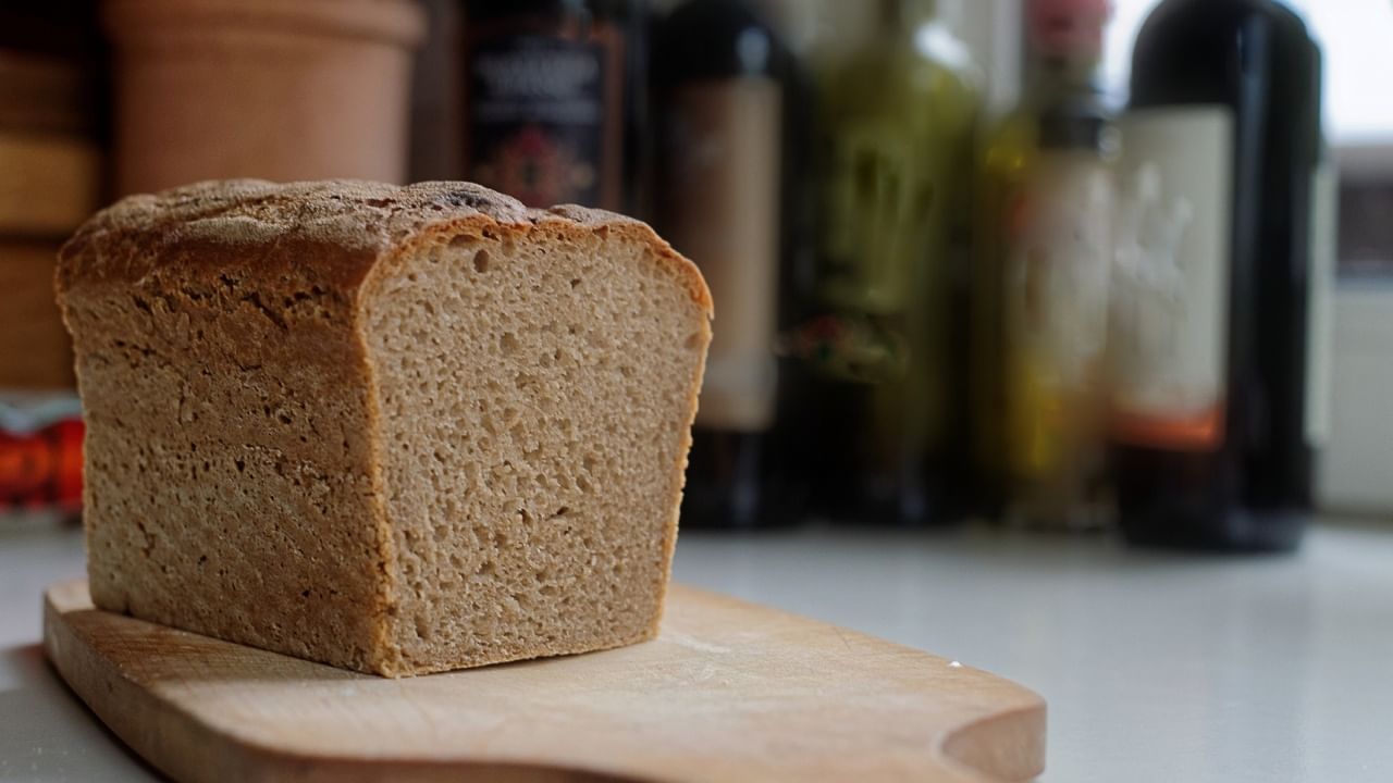 व्हाईट ब्रेडमध्ये ग्लायसेमिक इंडेक्स (Glycemic Index) खूप जास्त असतो. याचा अर्थ ब्रेड खाल्ल्याने रक्तातील साखरेची पातळी वेगाने वाढते. साखरेची पातळी वारंवार वाढल्याने टाइप २ मधुमेहाचा (Type 2 diabetes) धोका वाढू शकतो.