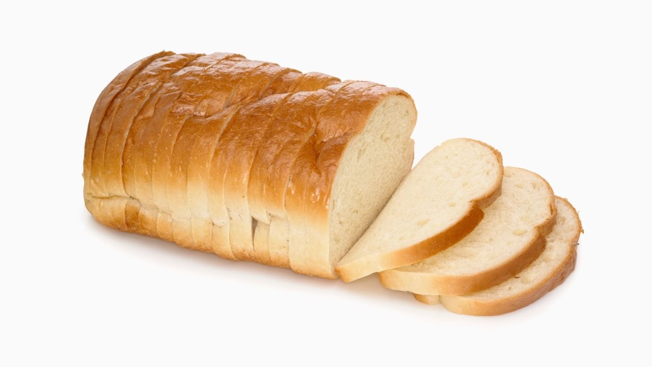 व्हाईट ब्रेड, ब्राऊन बेड आणि मल्टीग्रेन ब्रेड असे ब्रेडचे अनेक प्रकार असतात. या प्रत्येकाचे स्वतःचे फायदे असले तरी रिकाम्या पोटी ब्रेड खाल्ल्याने काय होते, त्याचा खरंच फायदा होतो का, याबद्दल आपण जाणून घेऊया.