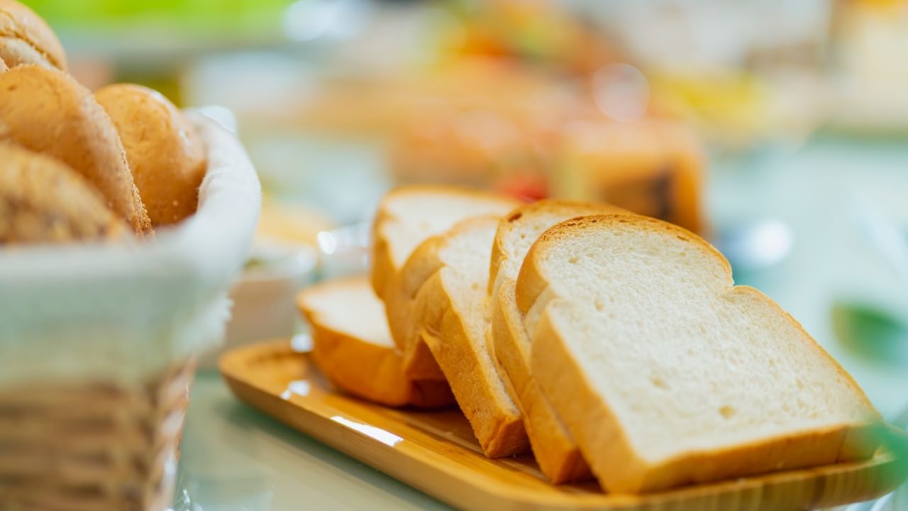 आपल्या दिवसाच्या खाण्याची सुरुवात सकाळच्या नाश्तापासून होते. सकाळचा नाश्ता प्रत्येकासाठी महत्त्वाचा भाग असतो. पण आजच्या धावपळीच्या जीवनात अनेक लोक नाश्त्यात ब्रेड खाणे पसंत करतात.