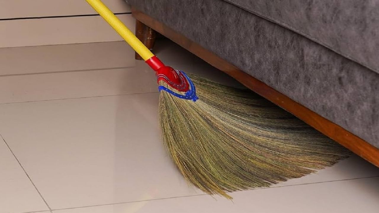 घरातील साफ-सफाई झाल्यानंतर झाडू योग्य ठेकाणी ठेवून दिली पाहिजे.. सर्वात महत्त्वाचं म्हणजे पलंगाखाली झाडू बिलकूल ठेवू नका. ज्यामुळे घरात नकारात्मक वातावरण तयार होईल. ज्याचा परिणाम तुमच्या आयुष्यावर होईल... 