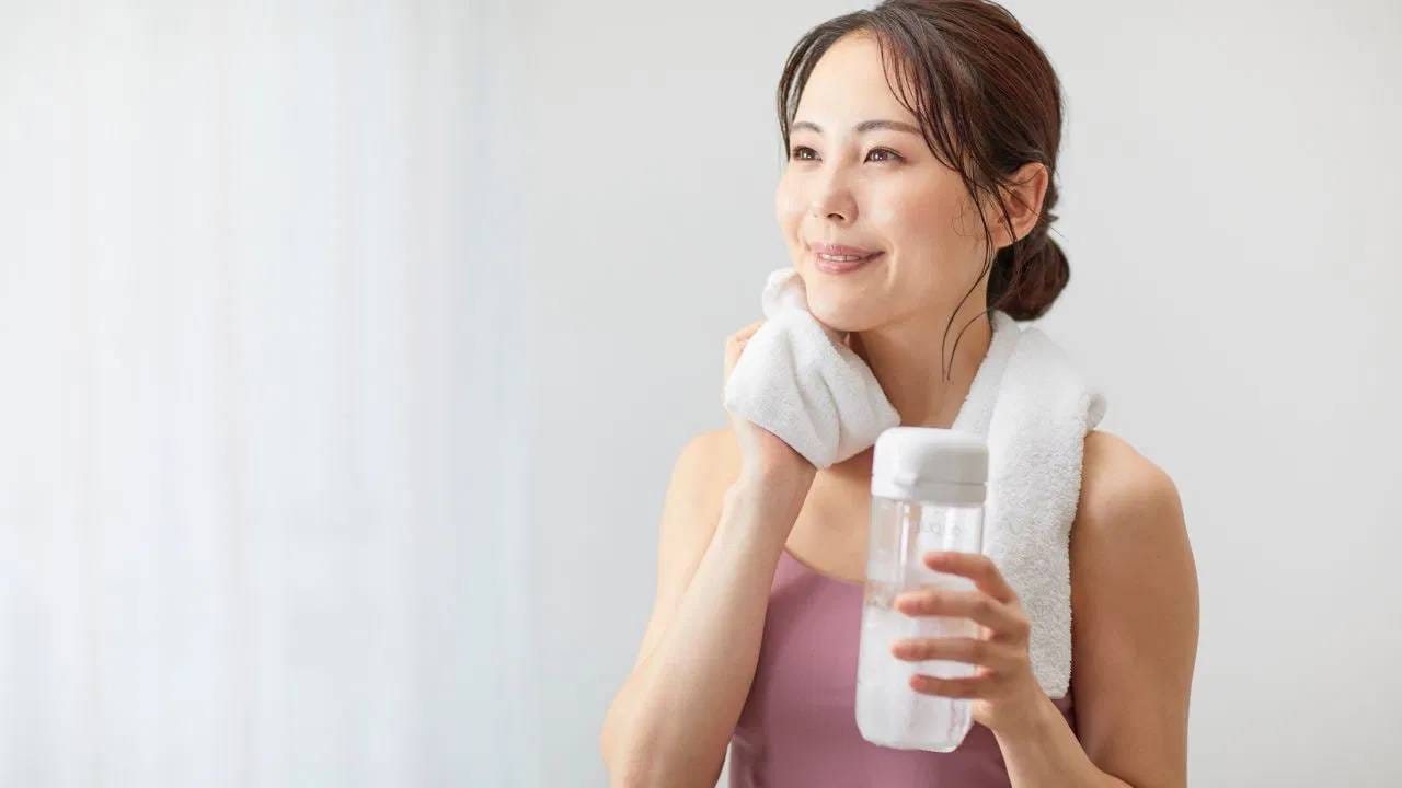 जर तुम्ही ब्रश केल्यानंतर लगेच पाणी प्यायले किंवा तोंड स्वच्छ केले तर हे फ्लोराईड लवकर वाहून जाते. यामुळे, टूथपेस्टचा प्रभाव अपूर्ण राहतो आणि तुमचे दात पोकळींपासून पूर्णपणे संरक्षित राहत नाहीत.