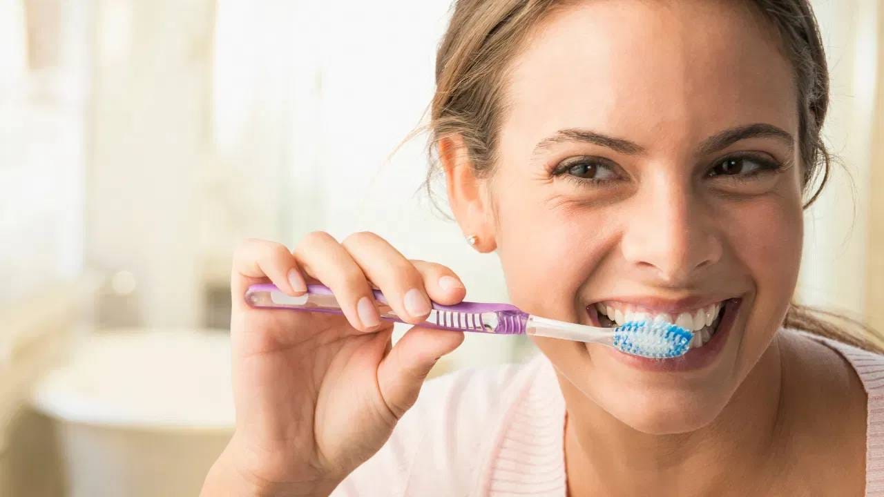 दात मजबूत करण्यासाठी आणि त्यांना पोकळीमुक्त करण्यासाठी डॉक्टर नेहमीच दिवसातून दोनदा दात घासण्याचा सल्ला देतात. कारण टूथपेस्टमध्ये असलेले फ्लोराईड आपले दात निरोगी ठेवण्यात महत्त्वाची भूमिका बजावते. ( डिस्क्लेमर : या आर्टिकलमध्ये देण्यात आलेली माहिती व उपाय हे उपलब्ध स्रोतावरून देण्यात आलेले आहेत. याच्या तथ्यांबद्दल आम्ही कुठलाही दावा करीत नाही. आमचा याला दुजोरा नाही. ते अवलंबण्यापूर्वी तज्ज्ञांचा सल्ला जरूर घ्यावा.)