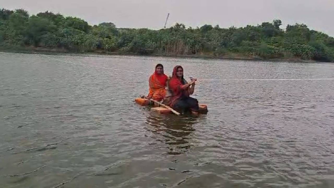 बुलढाणा जिल्ह्यातल्या देवखेड येथील शेतकरी शेतात जाण्यासाठी चक्क थर्मकोल वर बसून शेतात जाण्यासाठी जीवघेणा प्रवास करतात .