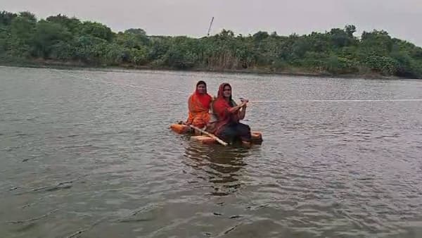 बुलढाणा जिल्ह्यातल्या देवखेड येथील शेतकरी शेतात जाण्यासाठी चक्क थर्मकोल वर बसून शेतात जाण्यासाठी जीवघेणा प्रवास करतात .