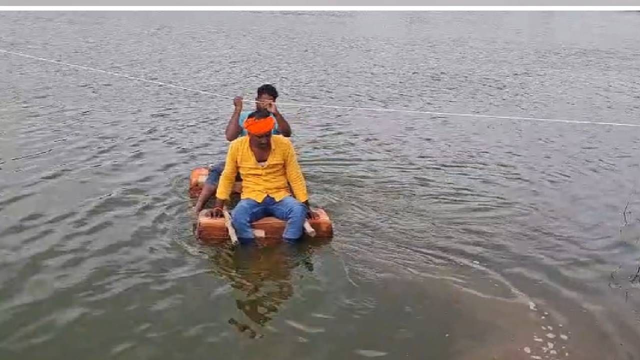 खडकपूर्णा नदीचे 600 फुटाचे पात्र पार करताना जीव मुठीत घेऊन आजपर्यंत प्रवास सुरू आहे . मात्र प्रशासन शेतकऱ्यांचा या गंभीर समस्येकडे लक्ष द्यायला तयार नाही .