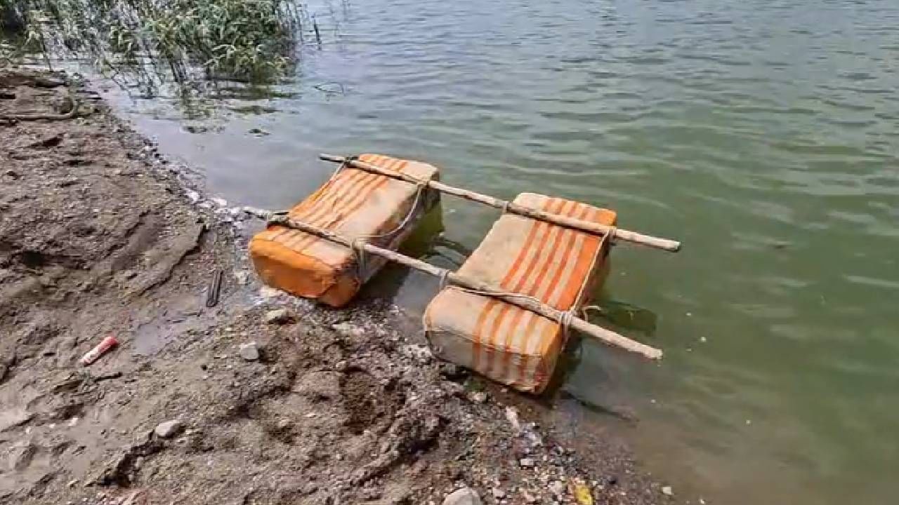 याच गावातील शेतकऱ्यांना शेतात जाण्यासाठी सार्वजनिक बांधकाम विभागाकडून या नदीवर पुलाचे काम करण्यात आले , मात्र ठेकदाराने ते अर्धवट सोडल्याने आता शेती कशी करायची असा प्रश्न या शेतकऱ्यांना पडला आहे .