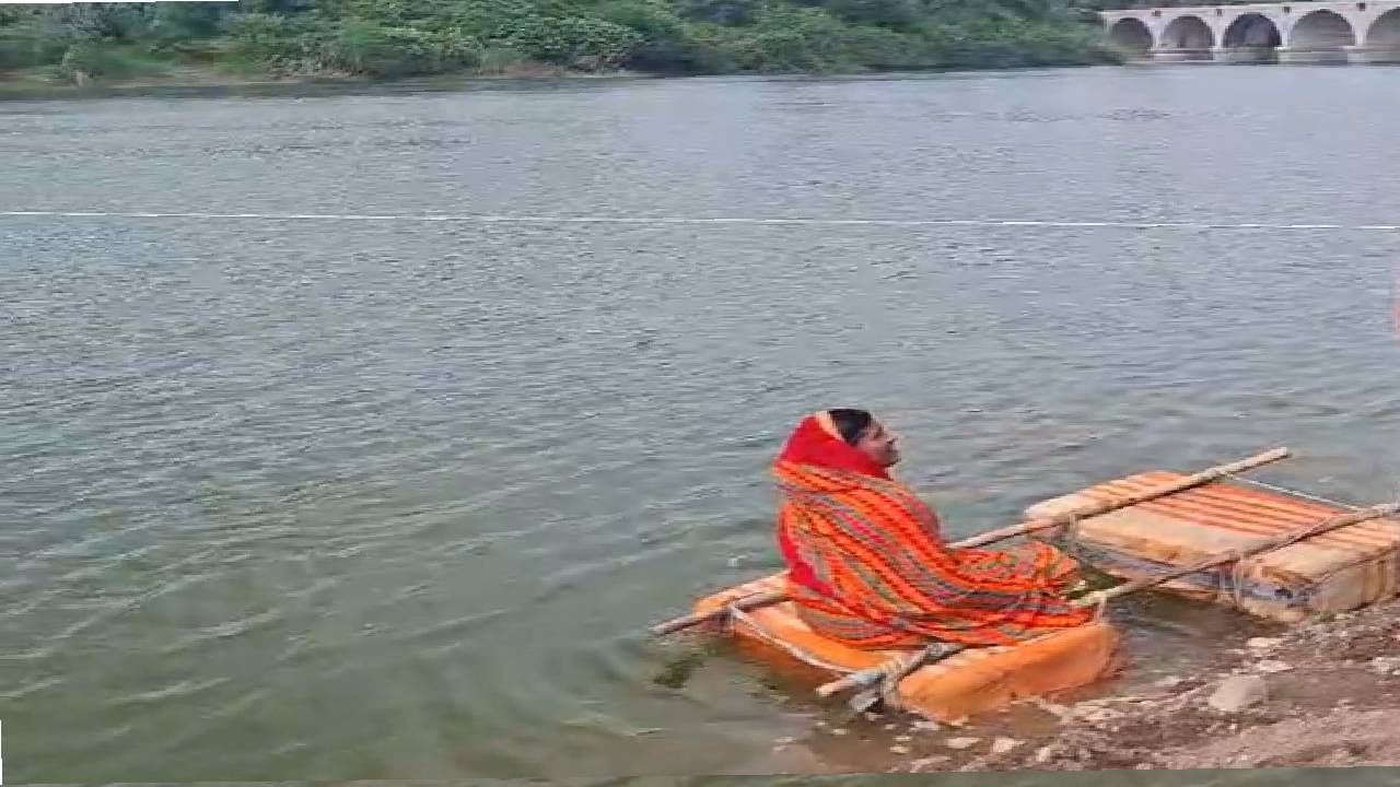 त्यामुळे पुलाचे काम करून रस्ता सुरळीत करावा , अशी मागणी शेतकऱ्यांनी केली आहे. 