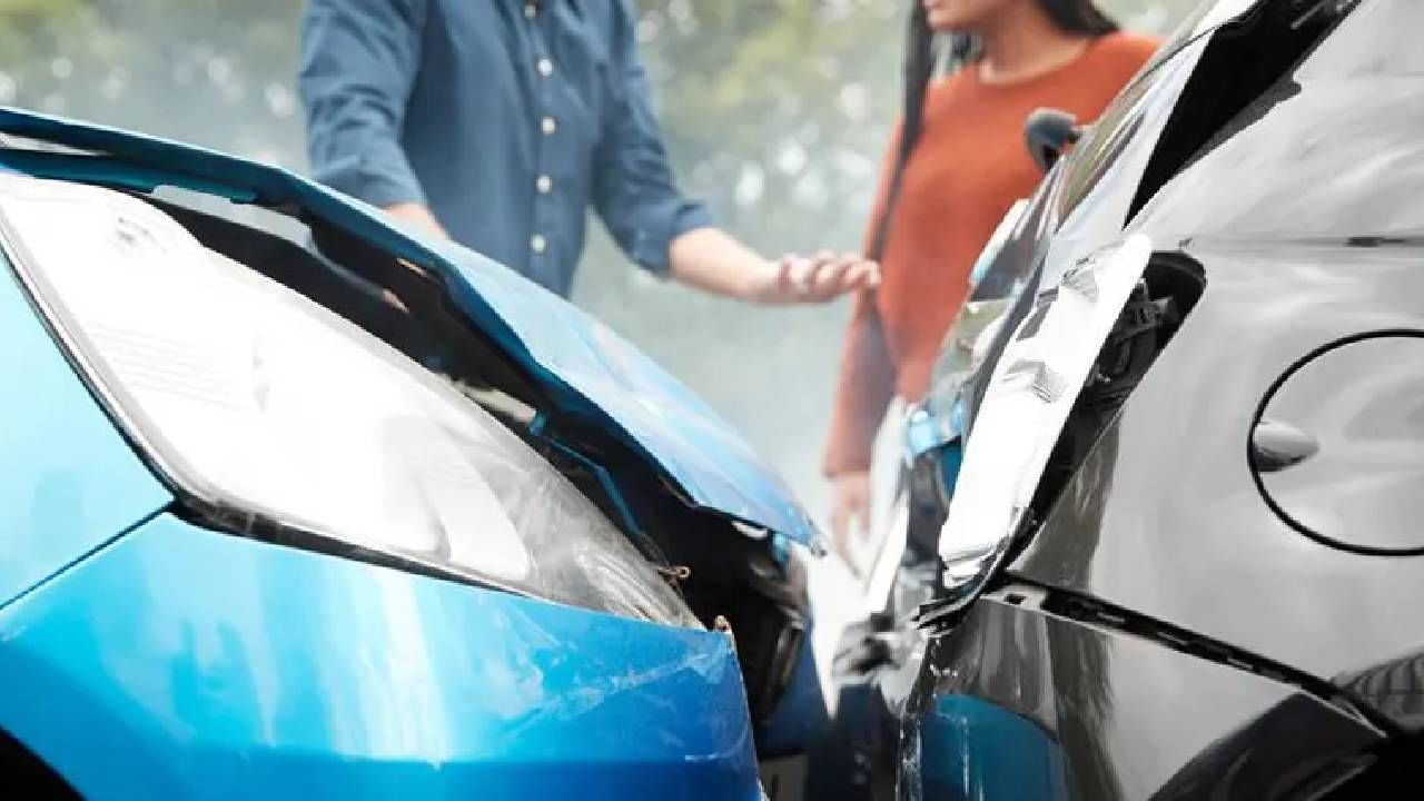 डिलिव्हरी घेताना कारचा अपघात झाल्यास नुकसान भरपाई कोण करणार? जाणून घ्या