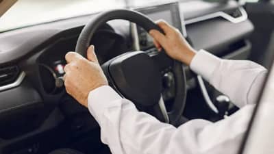 आधी क्लच की ब्रेक ? कार कशी थांबवावी ? हे नक्की वाचा