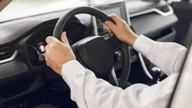 आधी क्लच की ब्रेक ? कार कशी थांबवावी ? हे नक्की वाचा