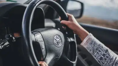 90 टक्के लोकं ‘ही’ चूक करतात, कारचे स्टिअरिंग पकडण्याची योग्य पद्धत जाणून घ्या