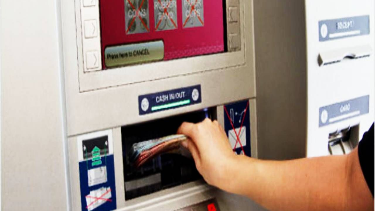 अनेकदा एटीएममध्ये रोख रक्कम काढताना ती अडकते. अथवा अर्धी रक्कम येते आणि काही नोटा या मशीनमध्येच अडकतात. अशावेळी घाबरू नका. फसलेली नोट बाहेर काढण्याचा प्रयत्न करू नका ती फाटण्याची शक्यता असते. सर्व्हरमधील बिघाडाने ही समस्या येते.