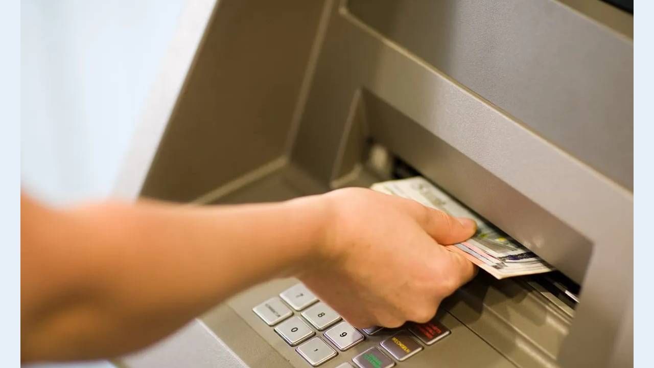 वाट पाहूनही एटीएम मशीनमधून जर रक्कम बाहेर आली नाही आणि तुमच्या खात्यातून रक्कम वळती झाली तर व्यवहाराची पावती संभाळून ठेवा. ती नसेल तर आलेला मॅसेज अथवा बँकेचे स्टेटमेंट तक्रार करताना उपयोगी येईल.