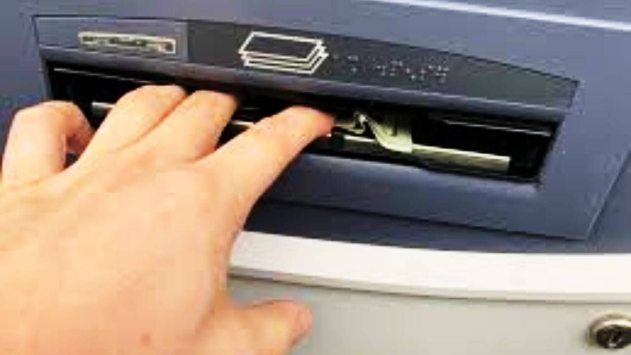 अनेकदा बँकेची कार्यप्रणाली आपोआप तुमच्या खात्यात 24 तासात न वळती झालेली रक्कम पुन्हा जमा करते. त्यामुळे लागलीच पॅनिक होऊ नका. थोडा धीर धरा. खात्यात रक्कम परत येईल.