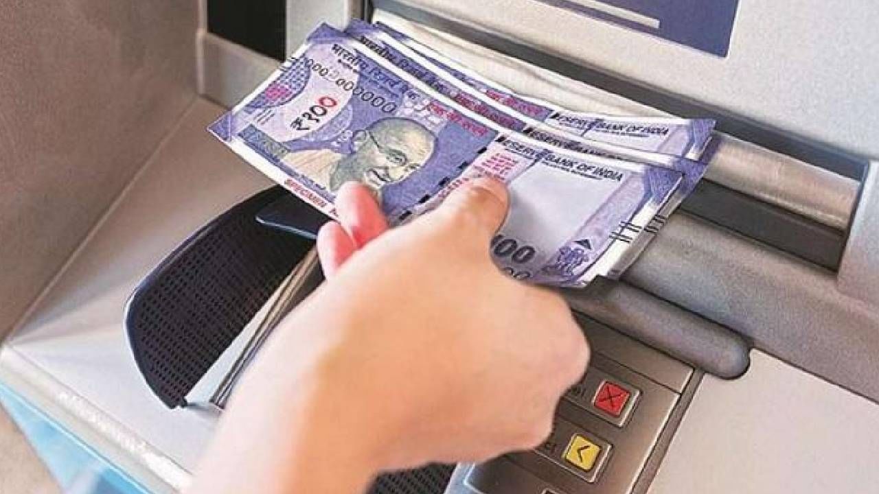 जर 24 तासानंतरही रक्कम खात्यात वळती झाली नाही तर ग्राहक सेवा केंद्राशी संपर्क साधा. त्यांना एटीएम मशीन कोणत्या भागातील आहे, कोणत्या बँकेचे आहे याची माहिती द्या. साधारणपणे बँका सात दिवसात रक्कम परत करतात.