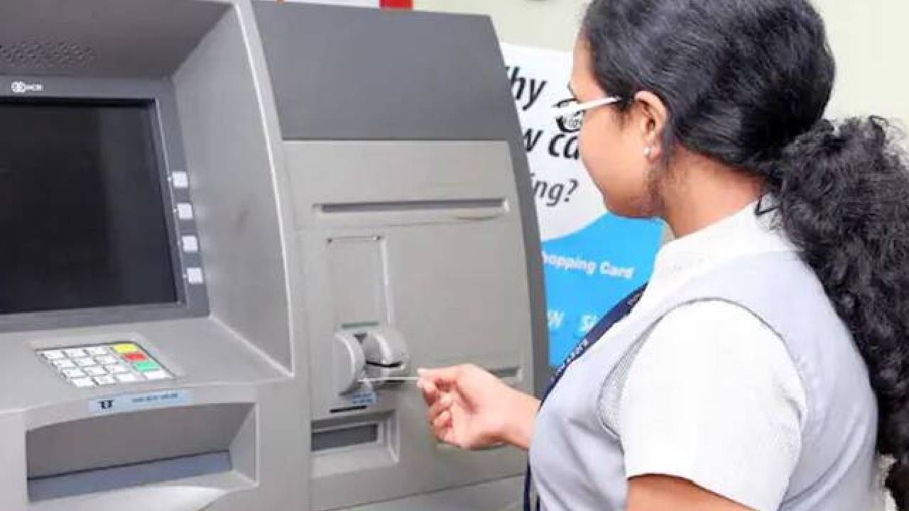 कस्टमर केअरकडून समाधानकारक उत्तर मिळाले नाहीतर मग तुमच्या जवळच्या शाखेत जा. तिथे तक्रार नोंदवा. त्यांच्याकडून ट्रॅकिंग क्रमांक घ्या. त्याआधारे तुमच्या तक्रारीची स्थिती लक्षात येईल.