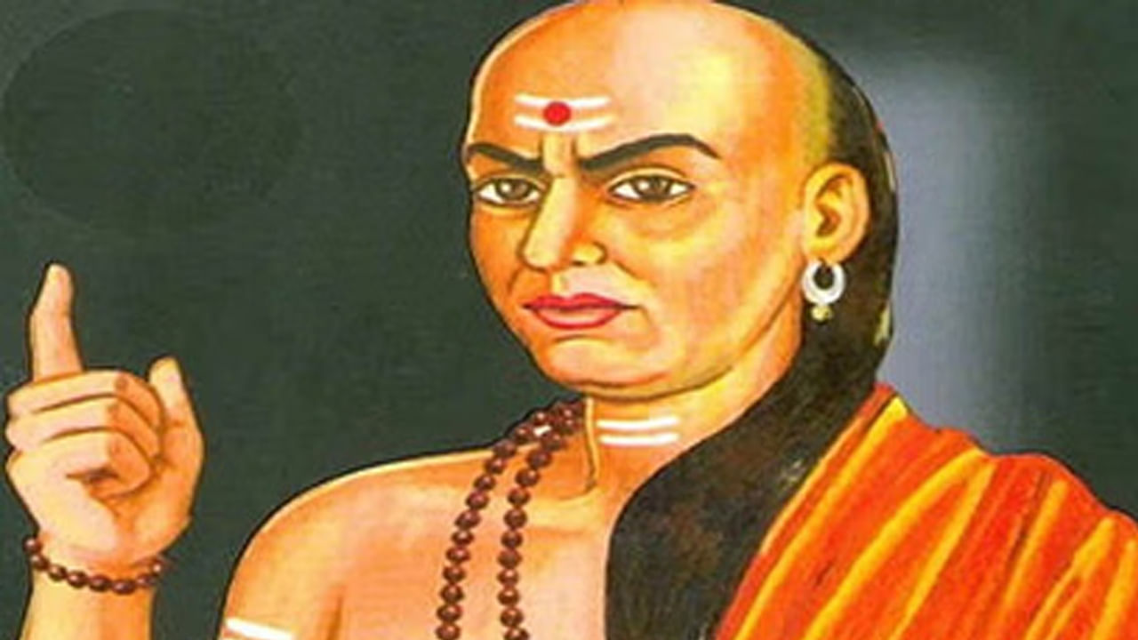 कोणत्याही नात्यात संयम खूप महत्त्वाचा असतो. आचार्य चाणक्य म्हणतात की, पत्नीमध्ये संयम असणे खूप गरजेचे आहे. कठीण काळात संयमशील पत्नी आपल्या पतीला आणि कुटुंबाला आधार देते. धीर देते. त्यामुळे शांत स्वभावाची पत्नी ही वैवाहिक जीवनातील आनंदाची गुरुकिल्ली असते. त्याउलट जर पत्नीचा स्वभाव रागीट असेल तर त्यामुळे घरात अशांतता निर्माण होते.