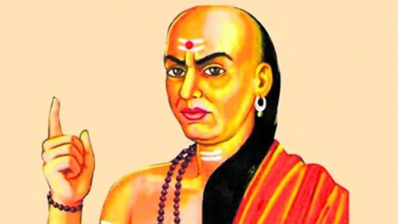 अनेकदा आपण बोलण्याच्या नादात समोरच्या व्यक्तीला सर्वकाही सांगून टाकतो. परंतु आयुष्यातील तीन गोष्टी कधीच कोणाला सांगू नयेत, असं चाणक्य म्हणाले होते. या गोष्टींमुळे समोरची व्यक्ती तुमचा सर्वांत चांगला मित्र असला तरी तो शत्रू बनू शकतो, असं ते म्हणाले. 
