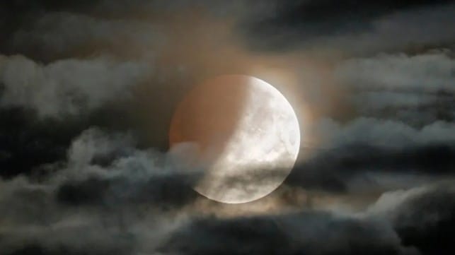 चंद्रग्रहणाच्या नकारात्मक प्रभावामुळे या पाच राशींच्या लोकांच्या आयुष्यात मोठी उलथापालथ होण्याची शक्यता व्यक्त केली जात आहे. यात मेष राशीच्या लोकांचाही समावेश आहे. या काळात मेष राशीच्या लोकांच्या आयुष्यात काहीतरी अघटीत घडू शकतं. त्यामुळे कोणताही निर्णय घेताना योग्य ती काळजी घ्यावी. 