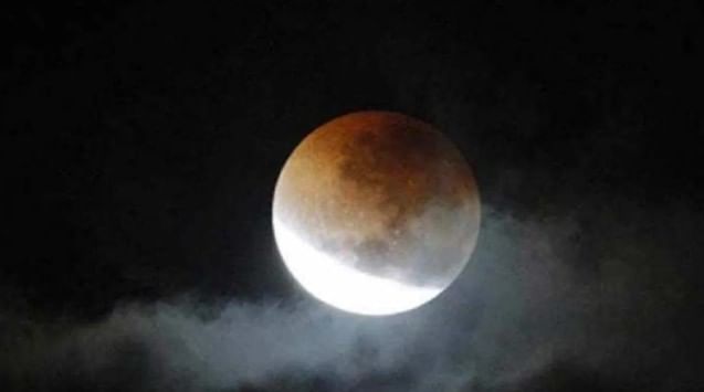 भाद्रपद पौर्णिमा म्हणजेच पितृपक्षाच्या पहिल्याच दिवशी चंद्रग्रहण लागणार आहे. 7 सप्टेंबर रोजी म्हणजे रविवारी हे चंद्रग्रहण लागणार आहे. हे चंद्रग्रहण भारतात दिसणार आहे. ज्योतिषशास्त्रात चंद्रग्रहणाला अशुभ मानले जाते. त्यामुळेच मन:शांती, घरातील सुख कायम राहण्यासाठी काही गोष्टी करणे गरजेचे आहे. 