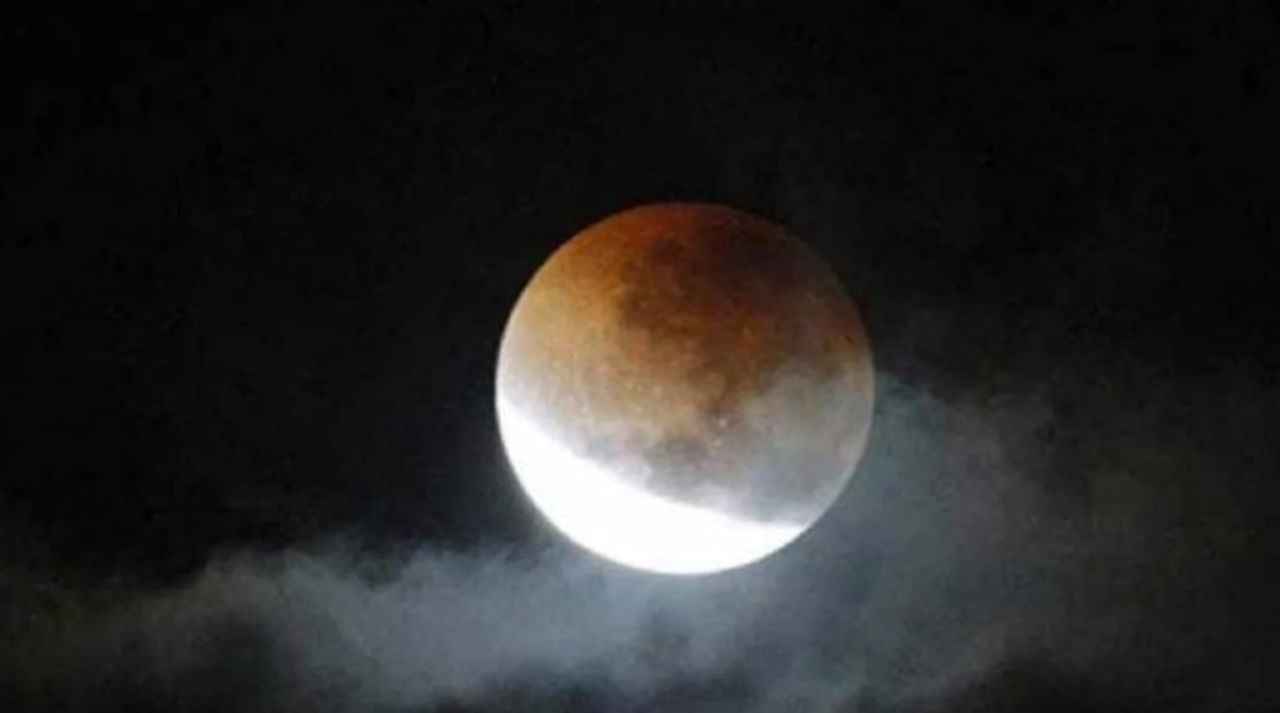 भाद्रपद पौर्णिमा म्हणजेच पितृपक्षाच्या पहिल्याच दिवशी चंद्रग्रहण लागणार आहे. 7 सप्टेंबर रोजी म्हणजे रविवारी हे चंद्रग्रहण लागणार आहे. हे चंद्रग्रहण भारतात दिसणार आहे. ज्योतिषशास्त्रात चंद्रग्रहणाला अशुभ मानले जाते. त्यामुळेच मन:शांती, घरातील सुख कायम राहण्यासाठी काही गोष्टी करणे गरजेचे आहे. 