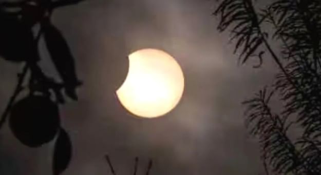 चंद्रग्रहण चालू होण्याआधी तुळशीचे पान पाण्यात टाकून ठेवा. जेवण, पाण्याला सुरक्षितपणे झाकून ठेवा. घरात देवाचा मंत्रजाप करा. यामुळे ग्रहणामुळे निर्माण होणारी नकारात्मक उर्जा नाहिशी होते. तसेच सकारात्मक उर्जा यायला सुरुवात होते. 