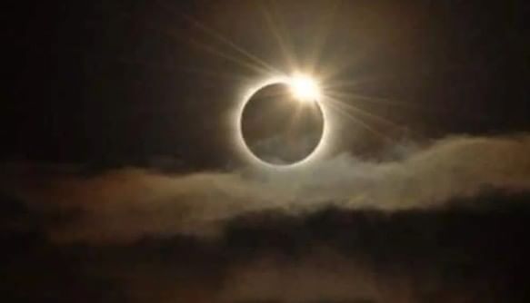 Disclaimer: वरच्या लेखातील माहिती ही प्राथमिक स्वरुपाची आहे. आम्ही या माहितीची पुष्टी करत नाही किंवा समर्थनही देत नाही. या लेखाच्या माध्यमातून अंधश्रद्धा पसरवण्याचा आमचा उद्देश नाही. वरच्या लेखात दिलेल्या माहितीवरून कोणताही निर्णय घेण्याआधी त्या-त्या क्षेत्रातील तज्ज्ञांचा सल्ला आवश्य घ्या.  