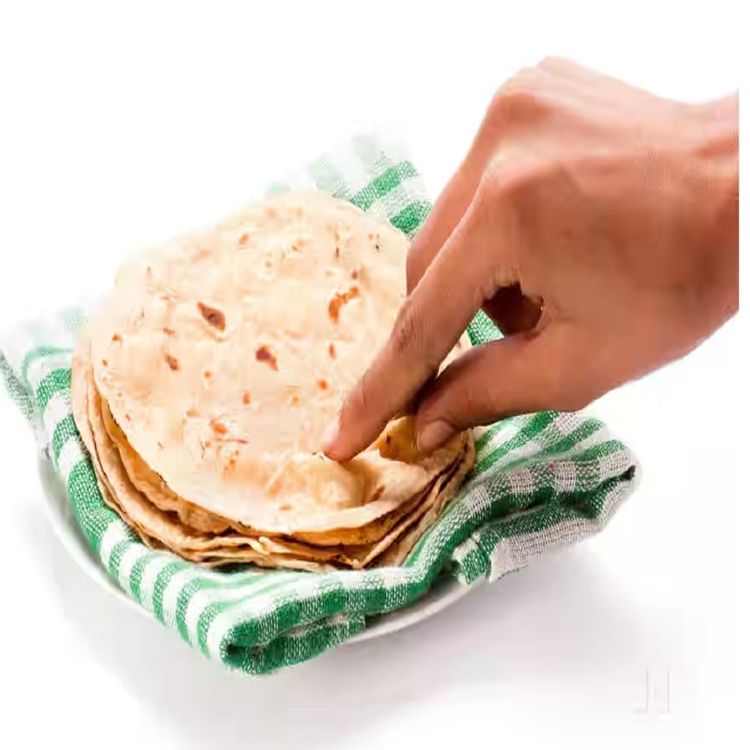  एवढंच नाही तर हिंदू धर्मात, अन्नपदार्थांमध्ये तीनच्या संख्येने काहीही दिले किंवा घेतले जात नाही.असे म्हटले जाते की 3 रोट्या वाढल्याने घरात नकारात्मक उर्जेचा प्रवाह वाढतो आणि कुटुंबातील सदस्य आजारी पडू लागतात.