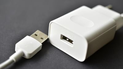 आता तुम्ही म्हणालं की काळ्या रंगाचे चार्जर वाईट असतात का? तर तसे अजिबात नाही. आता बहुतेक कंपन्या पांढऱ्या रंगाला प्राधान्य देत त्याच रंगाचे चार्जर बनवतात. त्यामुळे सध्या बाजारात पांढऱ्या रंगाचे चार्जर मोठ्या प्रमाणावर उपलब्ध आहेत.