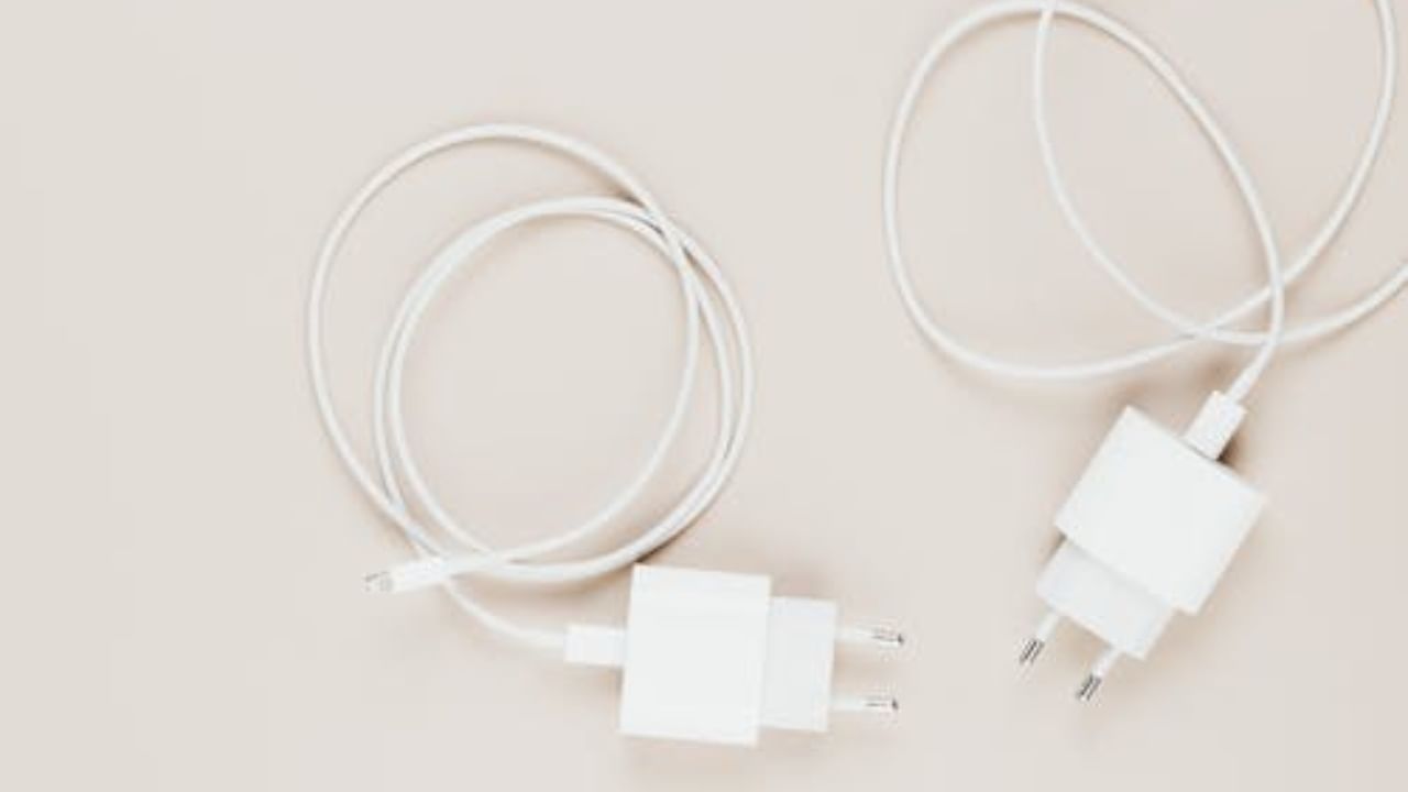 स्मार्टफोन हा आपल्या आयुष्याचा अविभाज्य भाग बनला आहे. बाजारात अनेक रंगांचे स्मार्टफोन उपलब्ध असले तरी जवळजवळ प्रत्येक कंपनीचे चार्जर आणि त्यांच्या केबल या पांढऱ्या रंगाच्या असतात.