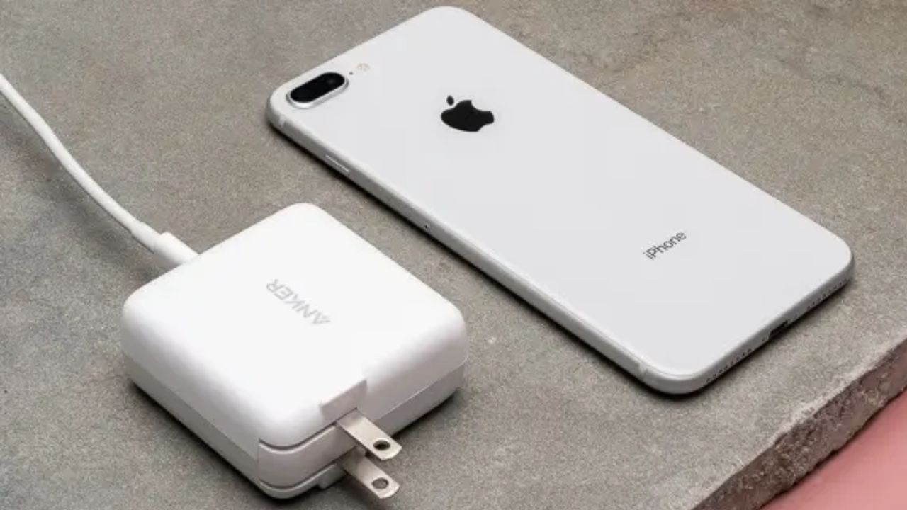 स्मार्टफोनचे इतके रंग असतानाही चार्जर हा नेहमी पांढऱ्या रंगाचा का असतो, असा प्रश्न आपल्यापैकी अनेकांना पडतो. हा केवळ योगायोग नाही. तर यामागे अनेक गुपिते दडलेली आहेत. ज्याबद्दल फार कमी लोकांना माहिती आहे.