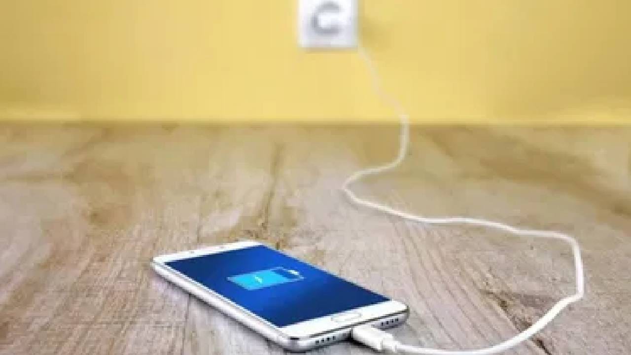 आजच्या युगात मोबाईल फोन ही प्रत्येकाच्या  जीवनाची एक प्रमुख गरज बनली आहे, त्याशिवाय कोणतेही काम करता येत नाही. म्हणून, फोनमधून सर्व काम योग्यरित्या करण्यासाठी, त्याची बॅटरी चांगली असणे आवश्यक आहे. जर तुम्ही तुमचा फोन दिवसभर वापरत असाल तर त्याची बॅटरी लवकर संपते आणि तुम्हाला तो वारंवार चार्ज करावा लागतो. पण अस करताना तुमचा फोन 100 % पर्यंत म्हणजेच पूर्णपणे चार्ज होणार नाही याची काळजी घ्या. जर तुम्हीही असे करत असाल तर 100टक्के फोन चार्ज का करू नये ते समजून घ्या. 