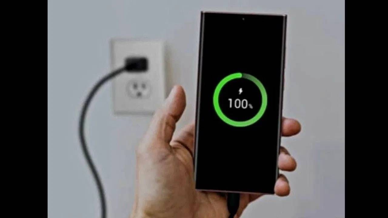 फोनची बॅटरी क्षमता टिकवून ठेवण्यासाठी, बॅटरी 2 टक्के शिल्लक असतानाच फोन चार्ज करा आणि 80 टक्के चार्जिंग झाल्यावर तुमचा फोन चार्जिंगवरून काढून टाका.