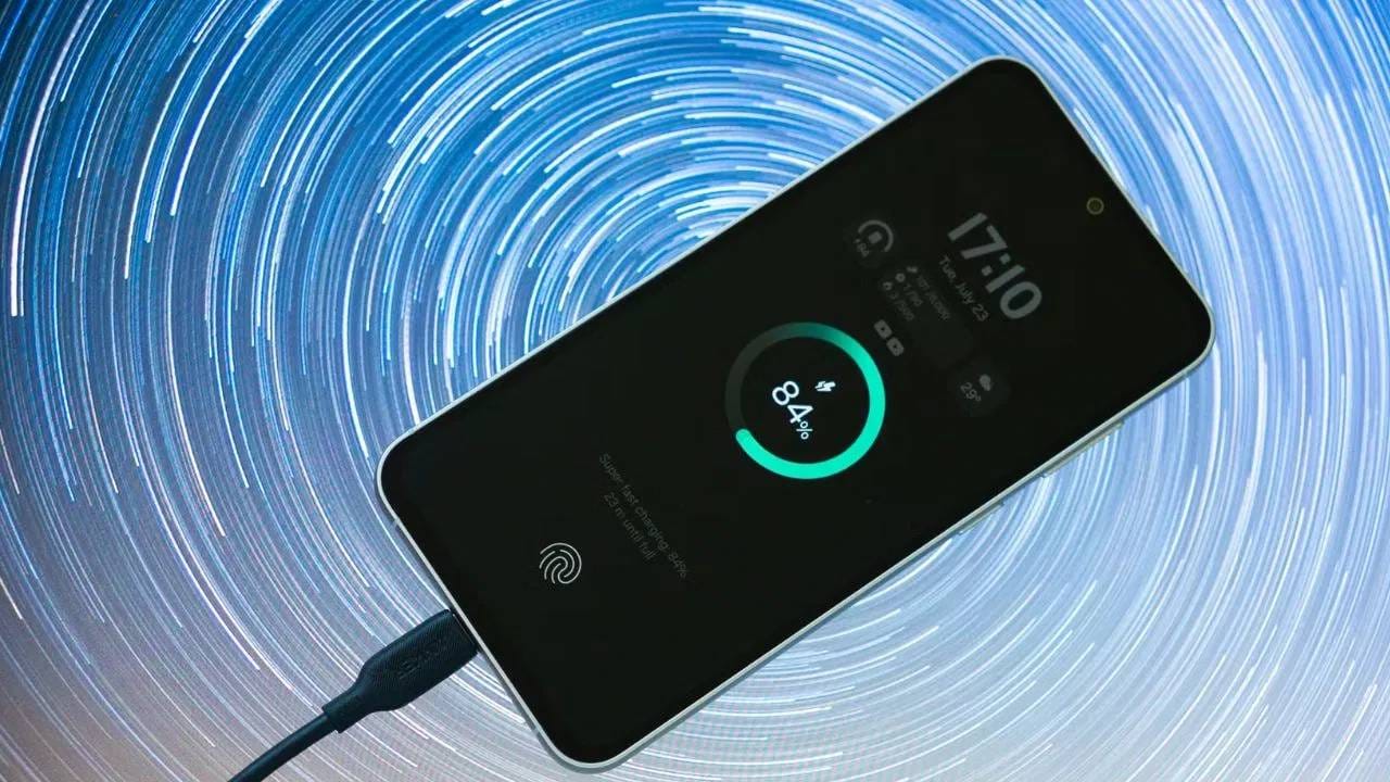 जर फोन जलद चार्जिंगने चार्ज केला जात असेल तर तो टाळावा, कारण त्यामुळे बॅटरी लवकर गरम होते आणि बॅटरीची क्षमता कमी होते.