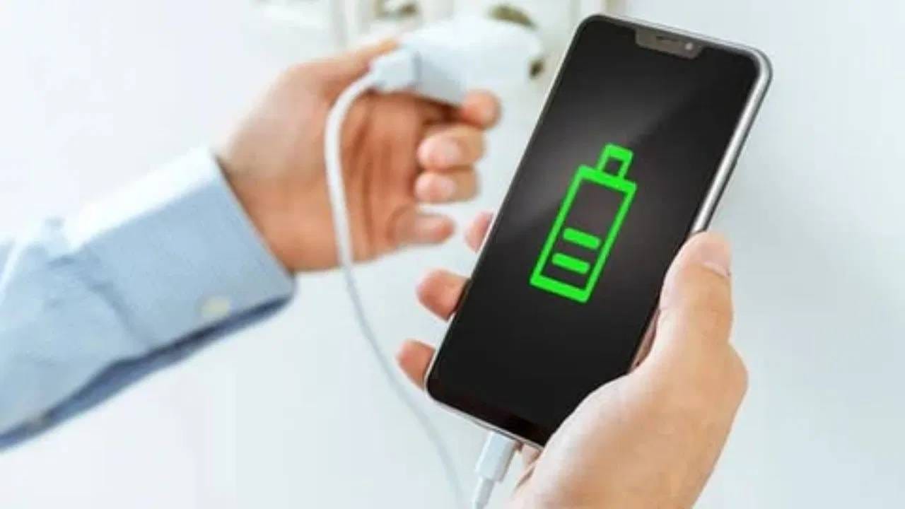 फोनची बॅटरी सायकलवर काम करते. जर तुम्ही फोन पूर्णपणे 0 ते 100 पर्यंत चार्ज केला तर बॅटरीचे आयुष्य कमी होते. अशा परिस्थितीत बॅटरी खूप लवकर खराब होऊ शकते, म्हणून फोन 100% चार्ज करणे टाळावे.