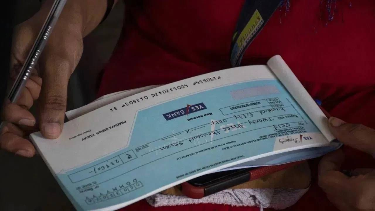 बऱ्याच लोकांना सवय असते की, चेकच्या मागील बाजूस सही करण्याची. मात्र, यामुळे तुमचे मोठे नुकसान होऊ शकते आणि तुम्ही असे केले तर तुमचा चेक पास होणार नाही. 