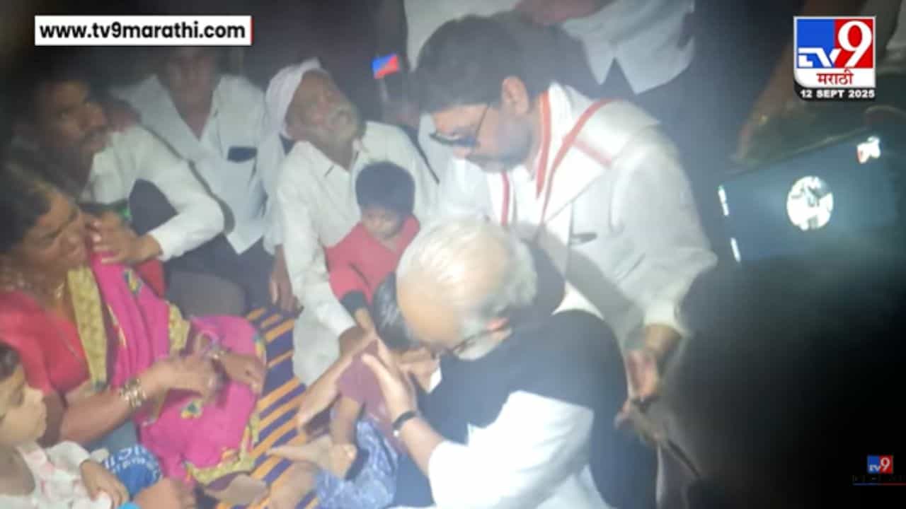 अन् भुजबळांचेही डोळे पाणावले! लातूरच्या भरत कराड यांच्या कुटुंबियांची भुजबळांनी घेतली भेट अन् भुजबळांचेही डोळे पाणावले! लातूरच्या भरत कराड यांच्या कुटुंबियांची भुजबळांनी घेतली भेट