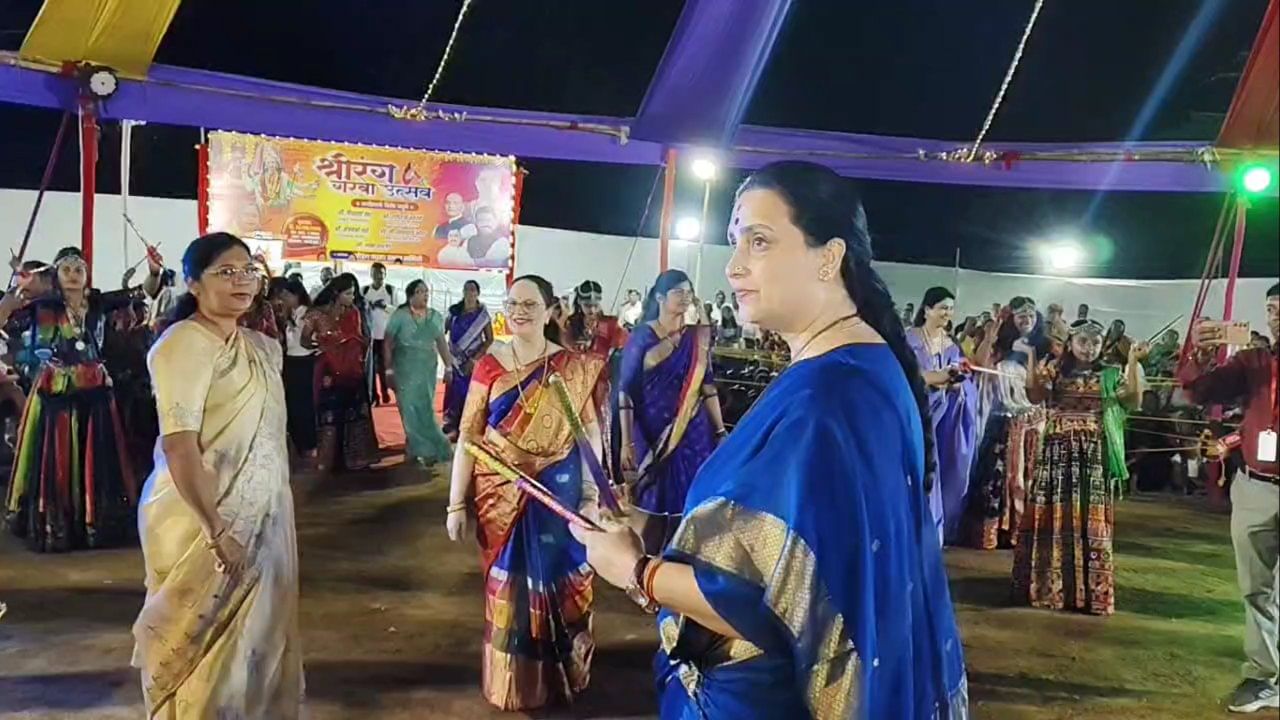 आंजी (मोठी) येथील श्रीरंग गरबा उत्सव समितीच्या वतीने या भव्य गरबा उत्सवाचं आयोजन करण्यात आलं होतं. या उत्सवाला गावकरी आणि आजूबाजूच्या परिसरातील नागरिकांनी प्रचंड प्रतिसाद दिला. या कार्यक्रमाला चित्रा वाघ यांच्यासोबत स्थानिक लोकप्रतिनिधी आणि भाजपचे महत्त्वाचे पदाधिकारी उपस्थित होते.